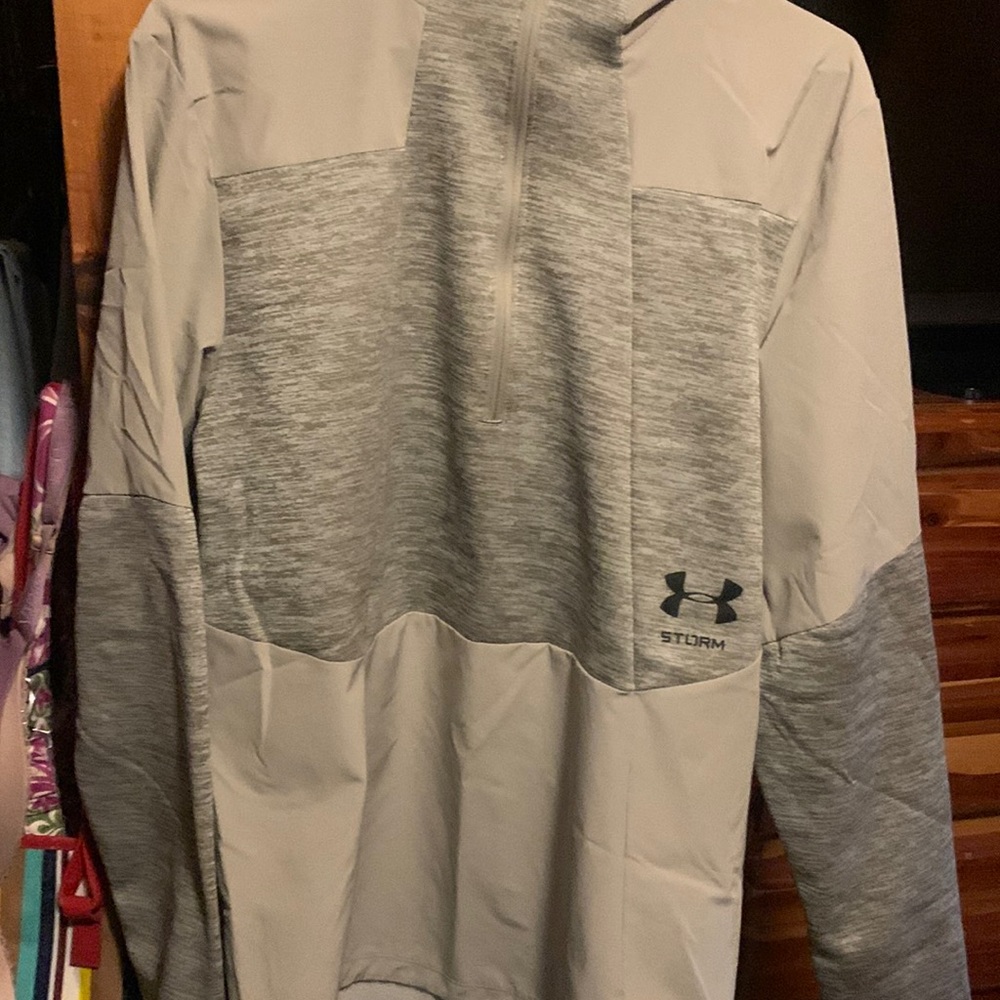 Under Armour M brown men’s shirt. Great shape like new.